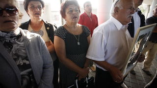 Zadar, 230911.
Hrvatski branitelji danas su krenuli prema Haagu, gdje ce u subotu odrzati mirni prosvjed kako bi uputili poruku Europi i svijetu. Pod motom Pravda je izgubila ravnotezu. Zadarski branitelji krenuli su s autobusnog kolodvora u Zadru u 8 sat