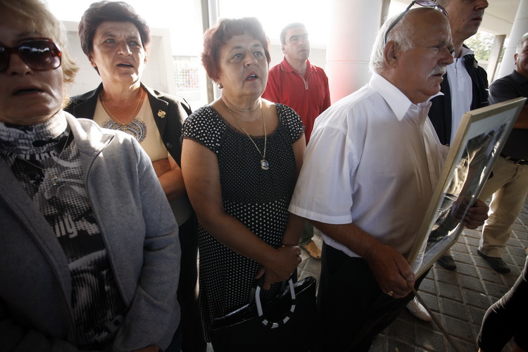 Zadar, 230911.
Hrvatski branitelji danas su krenuli prema Haagu, gdje ce u subotu odrzati mirni prosvjed kako bi uputili poruku Europi i svijetu. Pod motom Pravda je izgubila ravnotezu. Zadarski branitelji krenuli su s autobusnog kolodvora u Zadru u 8 sat