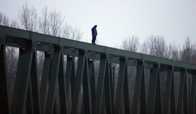 Botovo, 221210.
U kasnim vecernjim satima u mjestu Botovo nedaleko Koprivnice odigrala se prava drama na zeljeznickom mostu preko rijeke Drave a zbog nastale situacije prekinut je bio i medjunarodni promet vlakova iz Madjarske. Muskarca koji se popeo na z