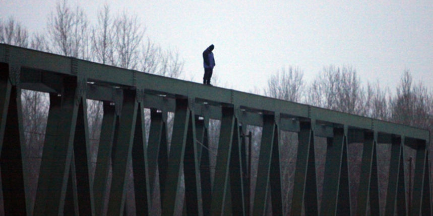 Botovo, 221210.
U kasnim vecernjim satima u mjestu Botovo nedaleko Koprivnice odigrala se prava drama na zeljeznickom mostu preko rijeke Drave a zbog nastale situacije prekinut je bio i medjunarodni promet vlakova iz Madjarske. Muskarca koji se popeo na z