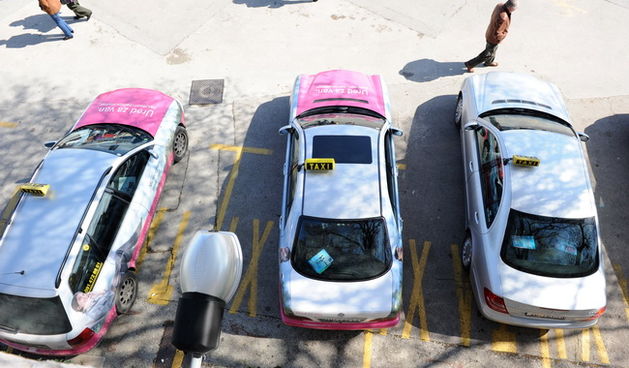 Zadar, 140410.
Zadarski taksisti nezadovoljni su novom odlukom o auto-taxi prijevozu u Zadru  po kojem ce svaki taxi prjevoznik imati  individualni cijenik a izdao bi se i neogranicen broj dozvola za taxi prjevoznike.
Foto : Andrija Lucic / CROPIX