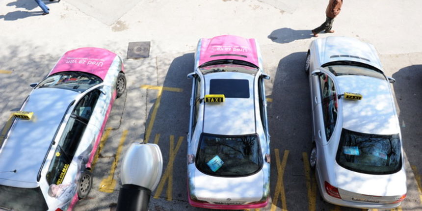 Zadar, 140410.
Zadarski taksisti nezadovoljni su novom odlukom o auto-taxi prijevozu u Zadru po kojem ce svaki taxi prjevoznik imati individualni cijenik a izdao bi se i neogranicen broj dozvola za taxi prjevoznike.
Foto : Andrija Lucic / CROPIX Zadar, 140410.
Zadarski taksisti nezadovoljni su novom odlukom o auto-taxi prijevozu u Zadru po kojem ce svaki taxi prjevoznik imati individualni cijenik a izdao bi se i neogranicen broj dozvola za taxi prjevoznike.
Foto : Andrija Lucic / CROPIX