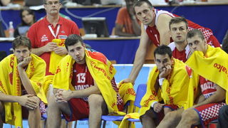 Katowice, 180909.
Dvorana Sport Arena Spodek.
Europsko prvenstvo u kosarci u Poljskoj, cetvrtfinale izmedju Slovenije i Hrvatske.
Na slici: tuzni igraci na klupi Stojic, Kasun, Banic, Vujcic, Popovic, Rozic.
Foto: Drago Sopta  / CROPIX