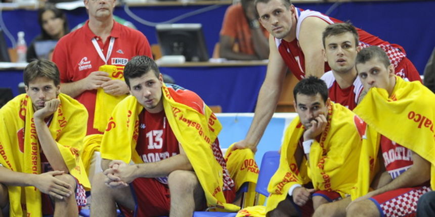 Katowice, 180909.
Dvorana Sport Arena Spodek.
Europsko prvenstvo u kosarci u Poljskoj, cetvrtfinale izmedju Slovenije i Hrvatske.
Na slici: tuzni igraci na klupi Stojic, Kasun, Banic, Vujcic, Popovic, Rozic.
Foto: Drago Sopta  / CROPIX