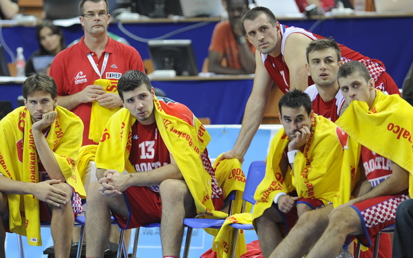 Katowice, 180909.
Dvorana Sport Arena Spodek.
Europsko prvenstvo u kosarci u Poljskoj, cetvrtfinale izmedju Slovenije i Hrvatske.
Na slici: tuzni igraci na klupi Stojic, Kasun, Banic, Vujcic, Popovic, Rozic.
Foto: Drago Sopta  / CROPIX