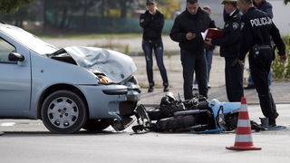 Zadar, 011110.
Teska prometna nesreca automobila Fiat Punto i motora Gillera na krizanju Splitske ulice i Ulice Domovinskog rata. Ocevid je u tijeku.
Foto: Jure Miskovic / CROPIX