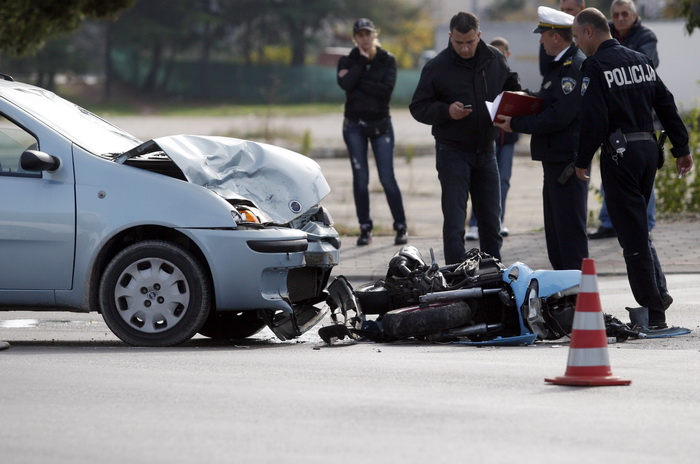 Zadar, 011110.
Teska prometna nesreca automobila Fiat Punto i motora Gillera na krizanju Splitske ulice i Ulice Domovinskog rata. Ocevid je u tijeku.
Foto: Jure Miskovic / CROPIX