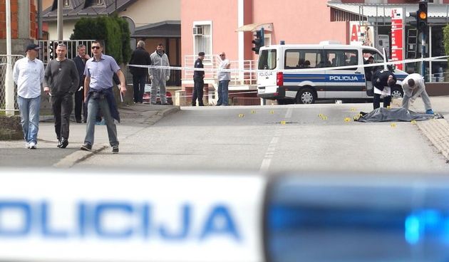 03.05.2015., Zagreb – U jutro oko 7.55 sati, u Glavnoj ulici u Sesvetama ubijen je Vinko Zuljevic Klica. Policija obavlja ocevid. Photo: Zeljko Lukunic/PIXSELL
