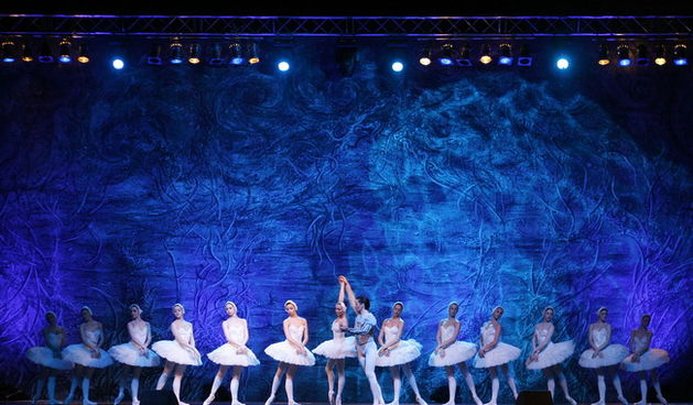 Varazdin, 200310. U gradskoj sportskoj dvorani Varazdin odrzava se balet Labudje Jezero, u izvedbi Ruskog Carskog baleta, sa solistima Nataliya Trifova i Nariman Bekzhanov. Foto: Andrej Svoger / Cropix