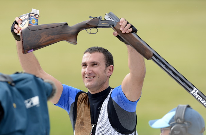 London, 060812.
Hrvatski strijelci Anton Glasnovic i Giovanni Cernogoraz u finalu trapa tijekom Olimpijskih Igara u Londonu.
Na fotografiji: Giovanni Cernogoraz osvojio je zlato.
Foto: Drago Sopta / CROPIX