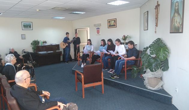 Učenici Klasične gimnazije Ivana Pavla II čitali u Domu na Sfingi