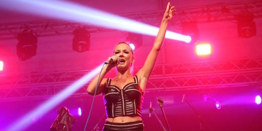 23.08.2014., Karlovac – Maja Suput nastupila prve veceri na 28. Karlovackim danima piva. Photo: Kristina Stedul Fabac/PIXSELL 23.08.2014., Karlovac – Maja Suput nastupila prve veceri na 28. Karlovackim danima piva. Photo: Kristina Stedul Fabac/PIXSELL