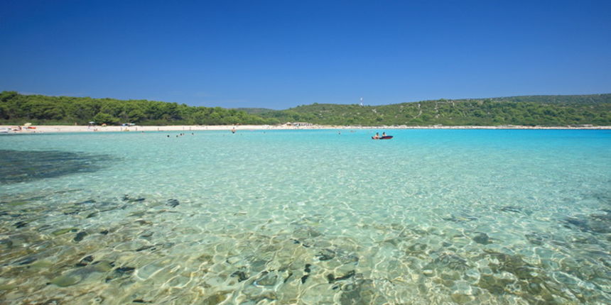Dugi otok, 260609.
Dugi otok je jedva 1,5 sat udaljen od Zadra, jedan je od skrivenih Jadransih bisera. Sa raznolikom prirodom i plazama, cistim morem, on je namjenjen gostima koji vise cijene prirodu od zabave.
Na slici: plaza Saharun na juznoj strani Du Dugi otok, 260609.
Dugi otok je jedva 1,5 sat udaljen od Zadra, jedan je od skrivenih Jadransih bisera. Sa raznolikom prirodom i plazama, cistim morem, on je namjenjen gostima koji vise cijene prirodu od zabave.
Na slici: plaza Saharun na juznoj strani Du