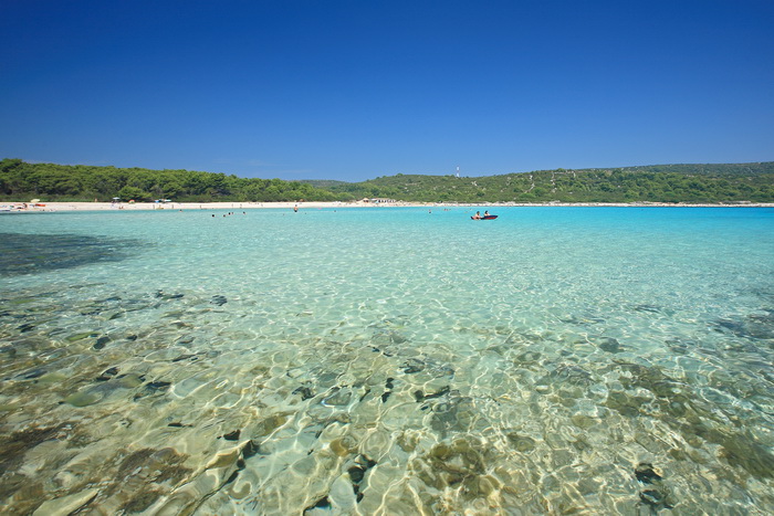 Dugi otok, 260609.
Dugi otok je jedva 1,5 sat udaljen od Zadra, jedan je od skrivenih Jadransih bisera. Sa raznolikom prirodom i plazama, cistim morem, on je namjenjen gostima koji vise cijene prirodu od zabave.
Na slici: plaza Saharun na juznoj strani Du