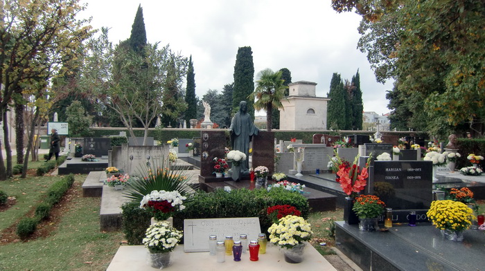 Usprkos jakom jugu gradsko groblje u Zadru danas je zasjalo toplim bojama cvijeca i svijeca kojima su gradjani ukrasili posljednja pocivalista svojih najdrazih, Foto: Mladen Malik Usprkos jakom jugu gradsko groblje u Zadru danas je zasjalo toplim bojama cvijeca i svijeca kojima su gradjani ukrasili posljednja pocivalista svojih najdrazih, Foto: Mladen Malik
