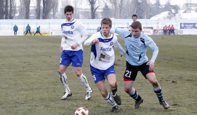 Vinkovci, 010311. Utakmica 19 kola Prve HNL izmedju Cibalie i Zadra. Na fotografiji: Tomislav Juric (21 plavi) i Jure Jerbic (15). Foto: Damir Glibusic / CROPIX