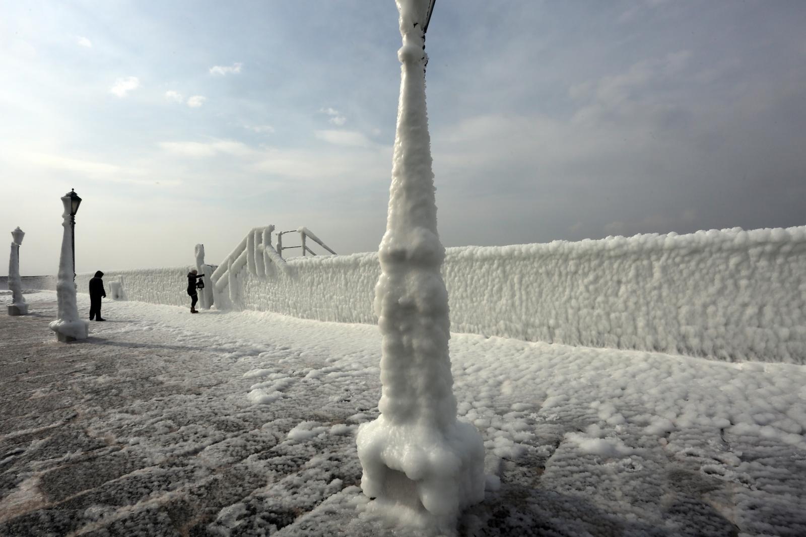 Zaleđeno more i čudesne ledene skulpture na senjskoj rivi