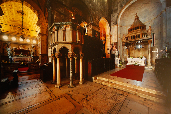 Izložba fotografija Ive Pervana i Mladena Radolovića Mrlje u crkvi SV.Donata Izložba fotografija Ive Pervana i Mladena Radolovića Mrlje u crkvi SV.Donata