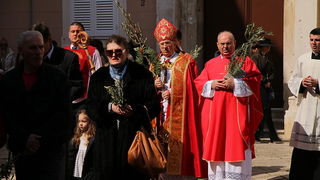 Cvjetnica 20. ožujka 2016: Nakon blagoslova maslinovih grančica, nadbisku Želimir Puljić predvodio je procesiju do katedrale sv. Stošije gdje je služio misno slavlje na kojem se pjevala Muka našeg Gospodina Cvjetnica 20. ožujka 2016: Nakon blagoslova maslinovih grančica, nadbisku Želimir Puljić predvodio je procesiju do katedrale sv. Stošije gdje je služio misno slavlje na kojem se pjevala Muka našeg Gospodina