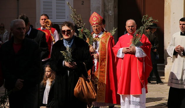 Cvjetnica 20. ožujka 2016: Nakon blagoslova maslinovih grančica, nadbisku Želimir Puljić predvodio je procesiju do katedrale sv. Stošije gdje je služio misno slavlje na kojem se pjevala Muka našeg Gospodina