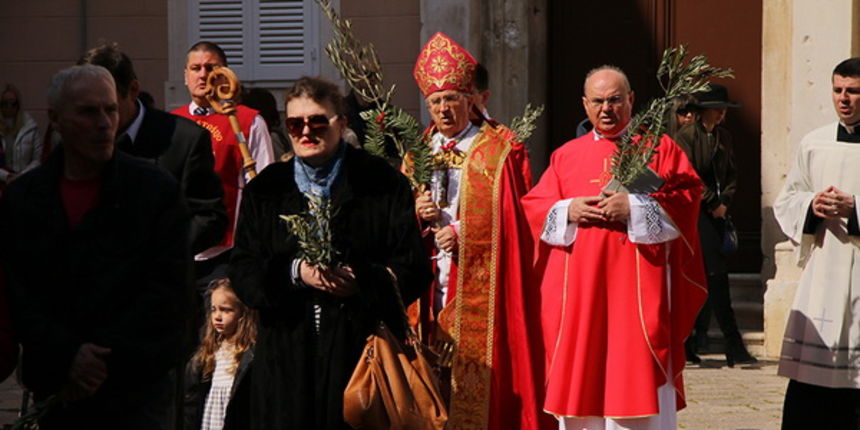 Cvjetnica 20. ožujka 2016: Nakon blagoslova maslinovih grančica, nadbisku Želimir Puljić predvodio je procesiju do katedrale sv. Stošije gdje je služio misno slavlje na kojem se pjevala Muka našeg Gospodina Cvjetnica 20. ožujka 2016: Nakon blagoslova maslinovih grančica, nadbisku Želimir Puljić predvodio je procesiju do katedrale sv. Stošije gdje je služio misno slavlje na kojem se pjevala Muka našeg Gospodina