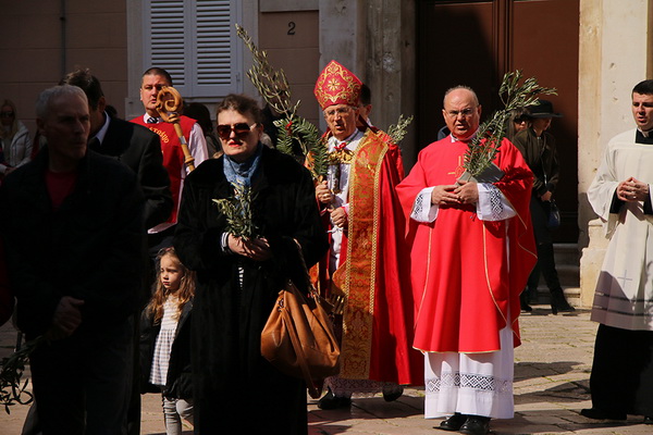 Cvjetnica 20. ožujka 2016: Nakon blagoslova maslinovih grančica, nadbisku Želimir Puljić predvodio je procesiju do katedrale sv. Stošije gdje je služio misno slavlje na kojem se pjevala Muka našeg Gospodina Cvjetnica 20. ožujka 2016: Nakon blagoslova maslinovih grančica, nadbisku Želimir Puljić predvodio je procesiju do katedrale sv. Stošije gdje je služio misno slavlje na kojem se pjevala Muka našeg Gospodina