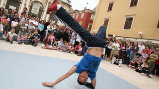 Zadar, 210610.
Povodom Dana borbe protiv ovisnosti zadarski su breakdanceri i hip-hoperi pred brojnim turistima zaplesali na Narodnom trgu.
Foto : Vladimir Ivanov / CROPIX