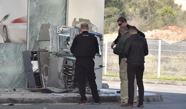 U Vodicama na benzinskoj postaji eksplozivnom napravom raznijeli bankomat i otuđili novac