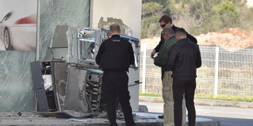 U Vodicama na benzinskoj postaji eksplozivnom napravom raznijeli bankomat i otuđili novac U Vodicama na benzinskoj postaji eksplozivnom napravom raznijeli bankomat i otuđili novac