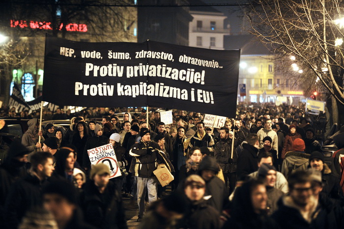 Zagreb, 040311.
Ilica.
Peti po redu, protuvladin prosvjed tzv. facebook grupe.
Na fotografiji: Prosvjednici na Trgu zrtava fasizma idu prema sredisnjici HDZ-a.
Foto: Boris Kovacev / CROPIX Zagreb, 040311.
Ilica.
Peti po redu, protuvladin prosvjed tzv. facebook grupe.
Na fotografiji: Prosvjednici na Trgu zrtava fasizma idu prema sredisnjici HDZ-a.
Foto: Boris Kovacev / CROPIX