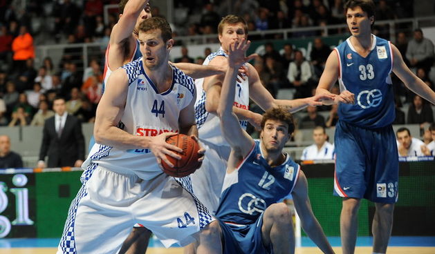 Zadar, 110410
Dvorana Kresimir Cosic. 6.kolo lige za prvaka Zadar – Cibona.
Na fotografiji: igrac Zadra Trent Plaisted u napadu.
Foto: Andrija Lucic / cropix