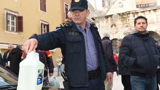 Policija spriječila Davora Dujića da zapali sebe i automobil na glavnom trgu Policija spriječila Davora Dujića da zapali sebe i automobil na glavnom trgu