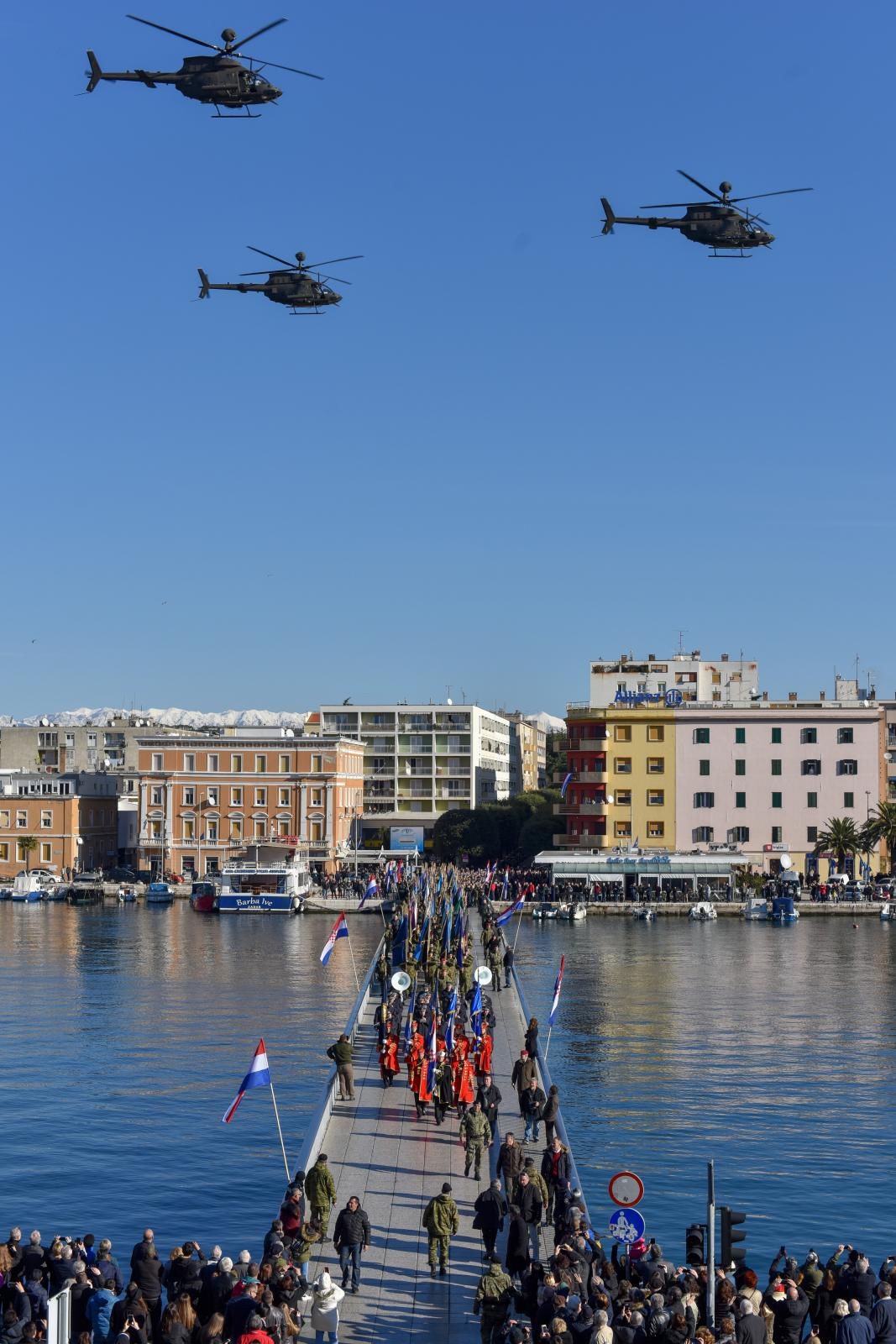 Mimohod ratnih postrojbi u Zadru