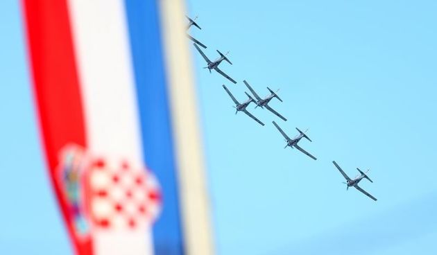 Zagreb: Prelet Krila Oluje na svečanom mimohodu, Photo: Zeljko Lukunic/PIXSELL