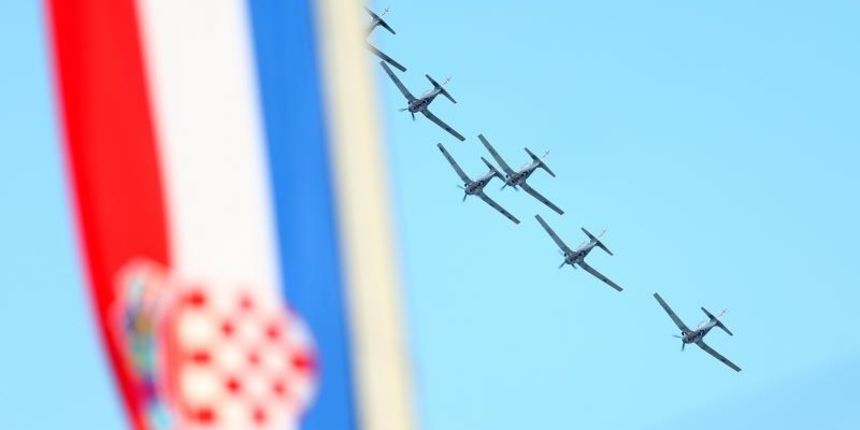 Zagreb: Prelet Krila Oluje na svečanom mimohodu, Photo: Zeljko Lukunic/PIXSELL