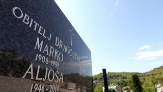 Grobnica obitelji Dragojević u Veloj Luci Grobnica obitelji Dragojević u Veloj Luci