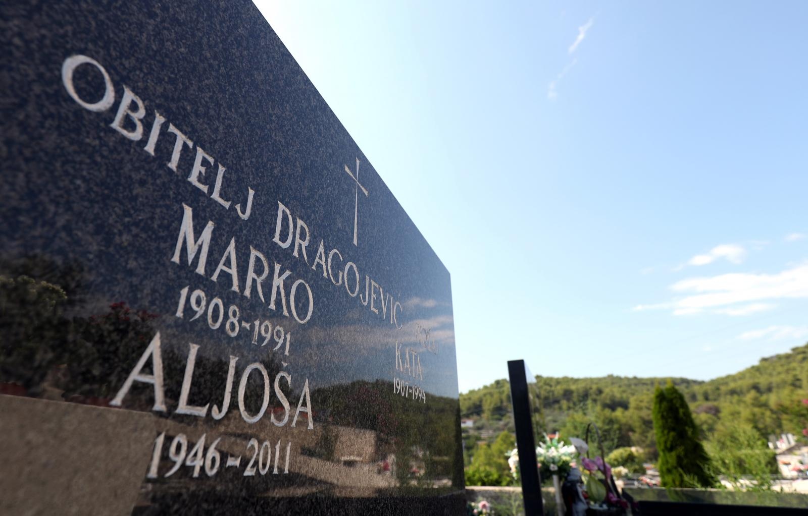 Grobnica obitelji Dragojević u Veloj Luci Grobnica obitelji Dragojević u Veloj Luci