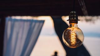 Dalmacija je dobila novo lounge mjesto koje će vas razvesliti u toplim ljetnim danima. Putujte osjećajima kroz predivnu lokaciju novog Makarana beach kluba koji se smjestio na prekrasnoj plaži u srcu Makarske rivijere s veličanstvenim pogledom na Jadransk