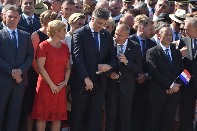 Uz zvukove hime “Lijepa naša” podignuta je zastava Republike Hrvatske na Kninskoj tvrđavi Uz zvukove hime “Lijepa naša” podignuta je zastava Republike Hrvatske na Kninskoj tvrđavi