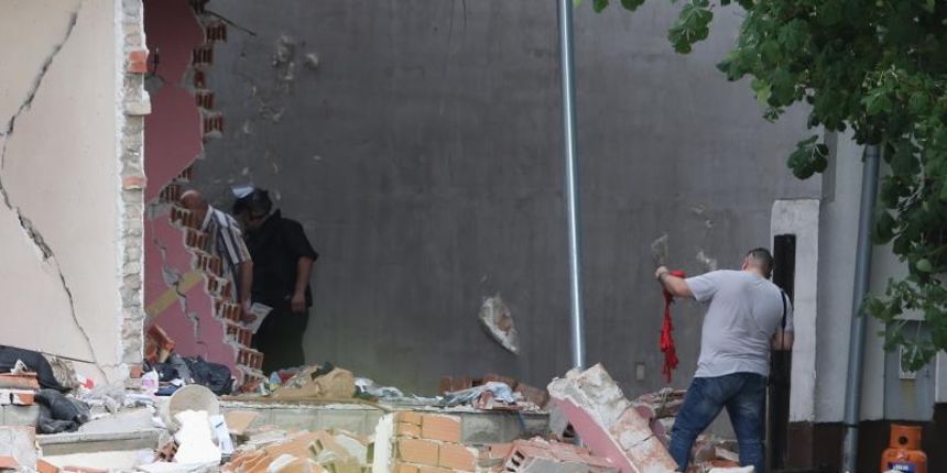 Vinkovci – Bivsi branitelj poginuo je u kuci gdje je pustio plin i aktivirao tri rucne bombe. Policijski ocevid je u tijeku. Photo: Marko Mrkonjic/PIXSELL Vinkovci – Bivsi branitelj poginuo je u kuci gdje je pustio plin i aktivirao tri rucne bombe. Policijski ocevid je u tijeku. Photo: Marko Mrkonjic/PIXSELL