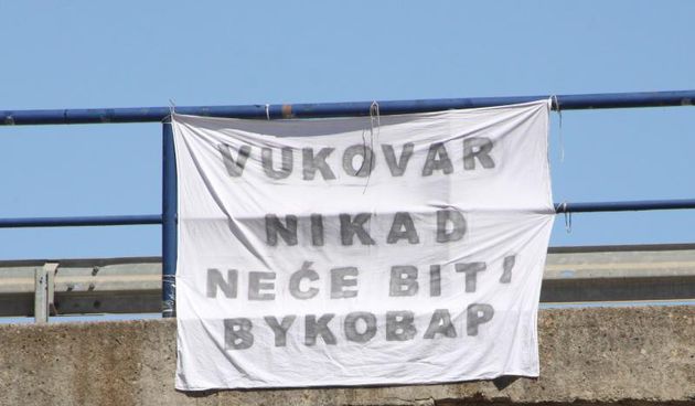 Pula – Na mostu kojim prolazi cesta za Veli Vrh danas je osvanuo transparent kojim su oni koji su ga postavili izrazili svoje misljenje o postavljenim dvojezicnim natpisima u Vukovaru. Photo: Dusko Marusic/PIXSELL