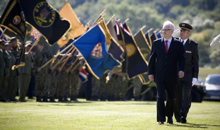 Knin, 050811.
Podizanjem zastave na Kninskoj tvrdjavi i postrojavanjem vojnih snaga na nogometnom igralistu obiljezena je 16. obljetnica VRO Oluja, Dan pobjede i domovinske zahvalnosti i Dan hrvatskih branitelja.
Na fotografiji: Ivo Josipovic.
Foto: Ante Knin, 050811.
Podizanjem zastave na Kninskoj tvrdjavi i postrojavanjem vojnih snaga na nogometnom igralistu obiljezena je 16. obljetnica VRO Oluja, Dan pobjede i domovinske zahvalnosti i Dan hrvatskih branitelja.
Na fotografiji: Ivo Josipovic.
Foto: Ante