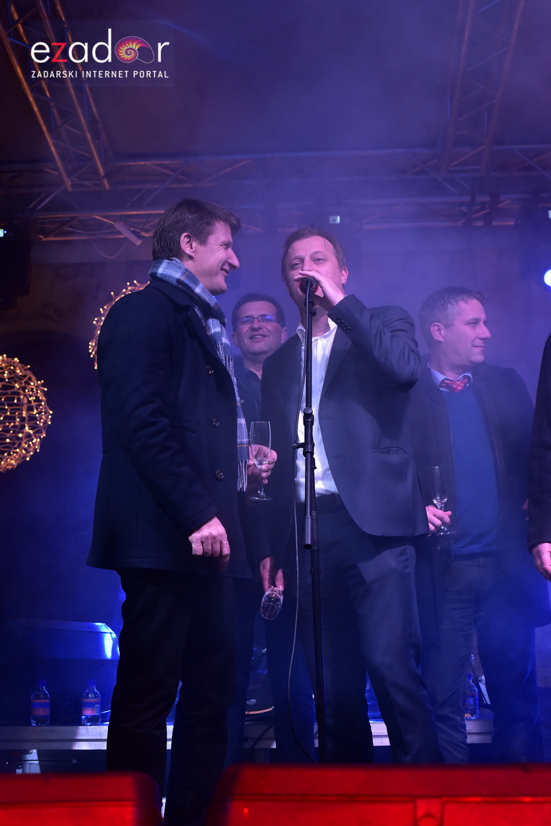 Tisuće Zadrana uživalo na krcatom Narodnom trgu i Tgu Petra Zoranića uz Tomislava Bralića i klapu Intrade Tisuće Zadrana uživalo na krcatom Narodnom trgu i Tgu Petra Zoranića uz Tomislava Bralića i klapu Intrade