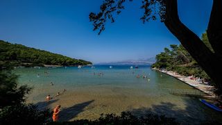 Uvala Lovrečina: Egzotična pješčana oaza na Braču u kojoj su uživali i stari Rimljani Uvala Lovrečina: Egzotična pješčana oaza na Braču u kojoj su uživali i stari Rimljani