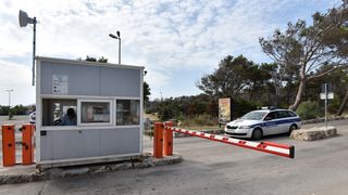 Okršaj kod Zrća: redari opet otjerali udrugu bivših ovisnika