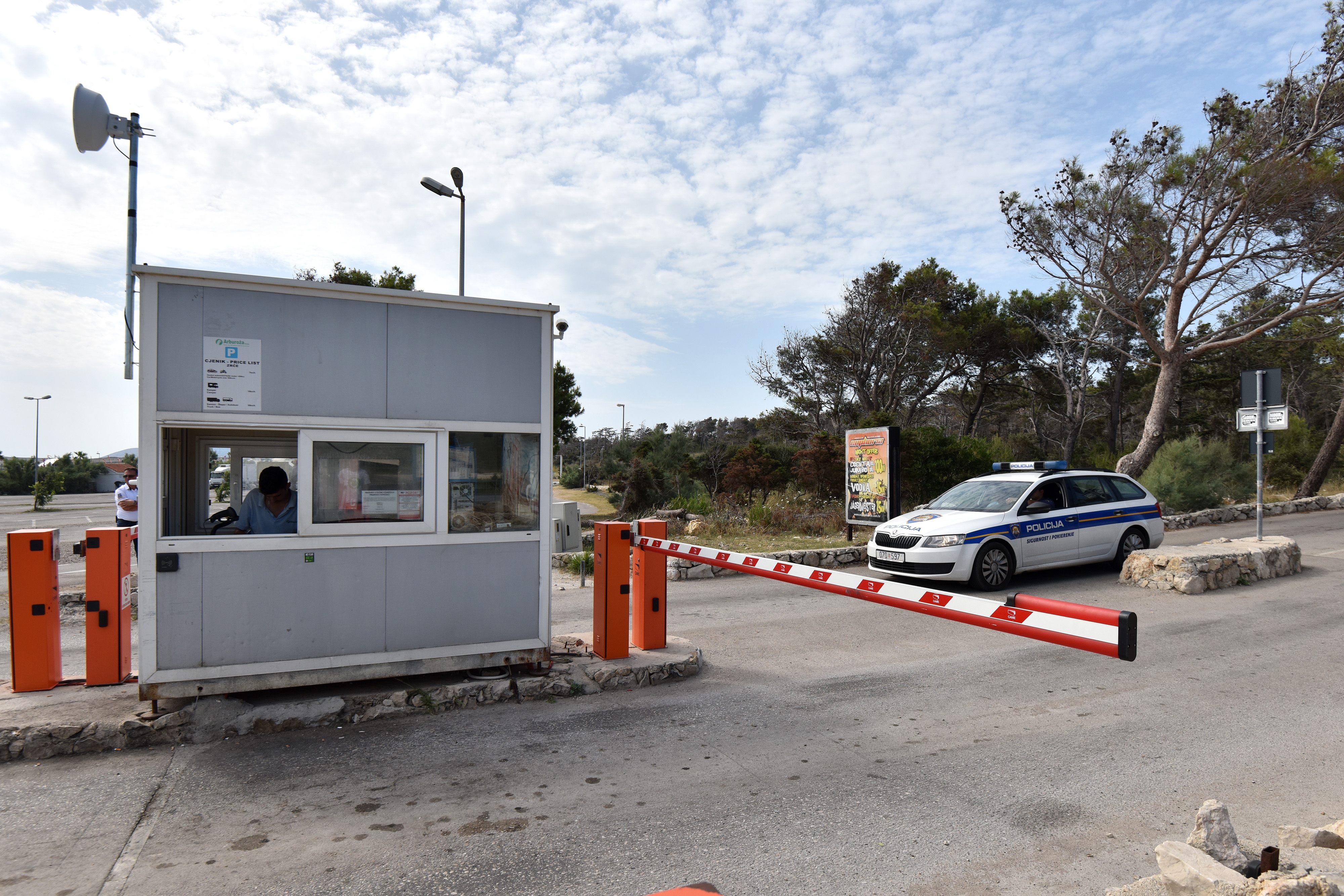 Okršaj kod Zrća: redari opet otjerali udrugu bivših ovisnika