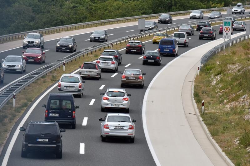 Zbog orkanske bure promet autocestom A1 odvija se otežano. Photo: Dino Stanin/PIXSELL