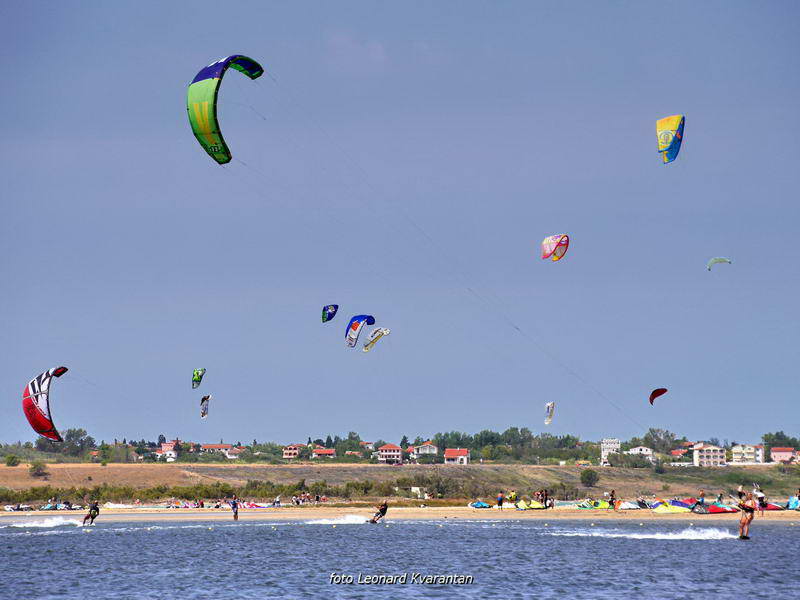 Kite surferi guštaju u Ninu
