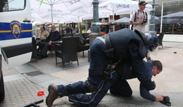 policajac tuče prosvjednika (Foto: Davor Puklavec/PIXSELL)