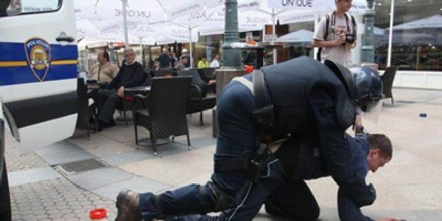 policajac tuče prosvjednika (Foto: Davor Puklavec/PIXSELL) policajac tuče prosvjednika (Foto: Davor Puklavec/PIXSELL)